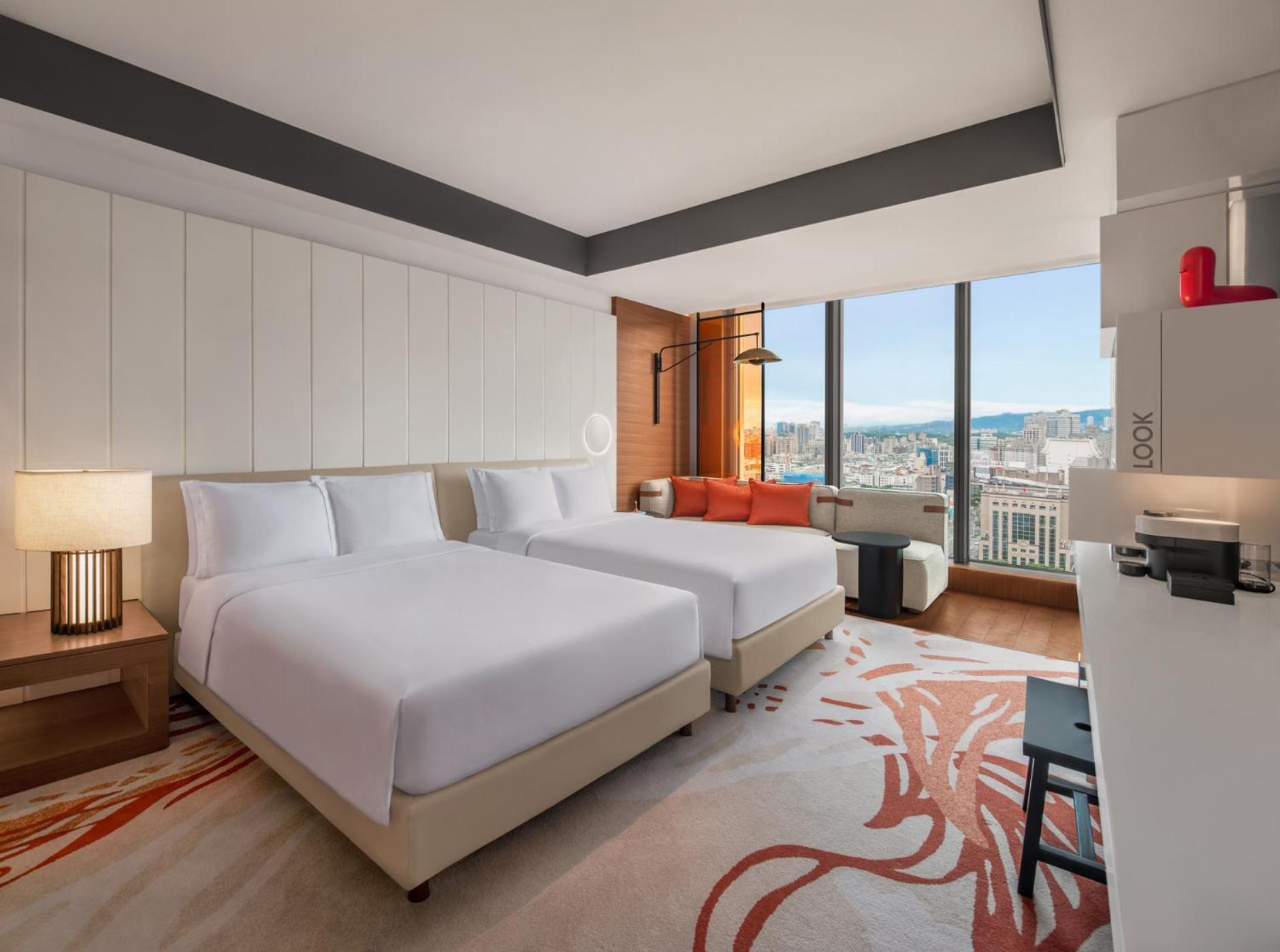 Wunderbares Zimmer mit 2 Doppelbetten und Stadtblick
